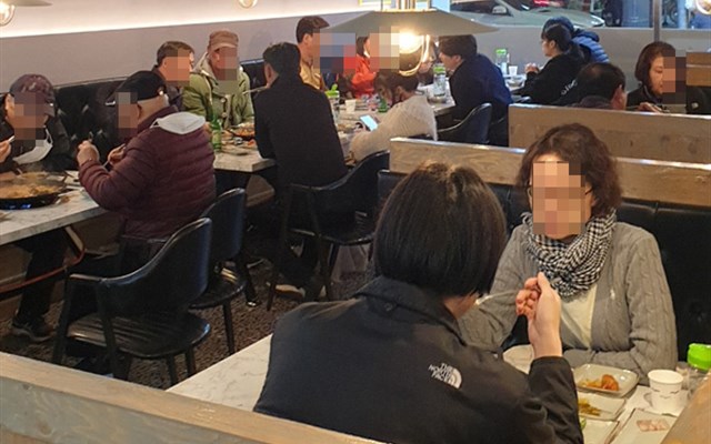 점심시간 손님으로 찬 매장