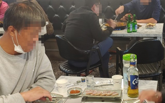 저녁 시간 매장 홀