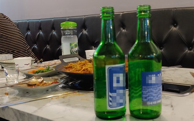 철판볶음과 술자리가 이어지는 테이블