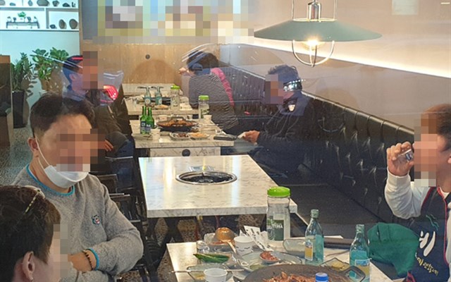 가족 단위 손님이 앉은 홀