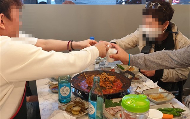 잔을 부딪치는 손님들
