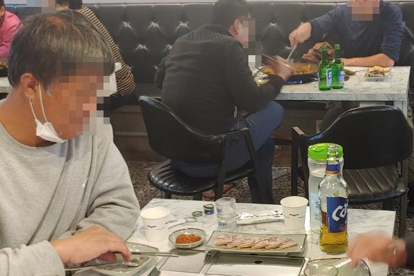 저녁 시간 매장 홀